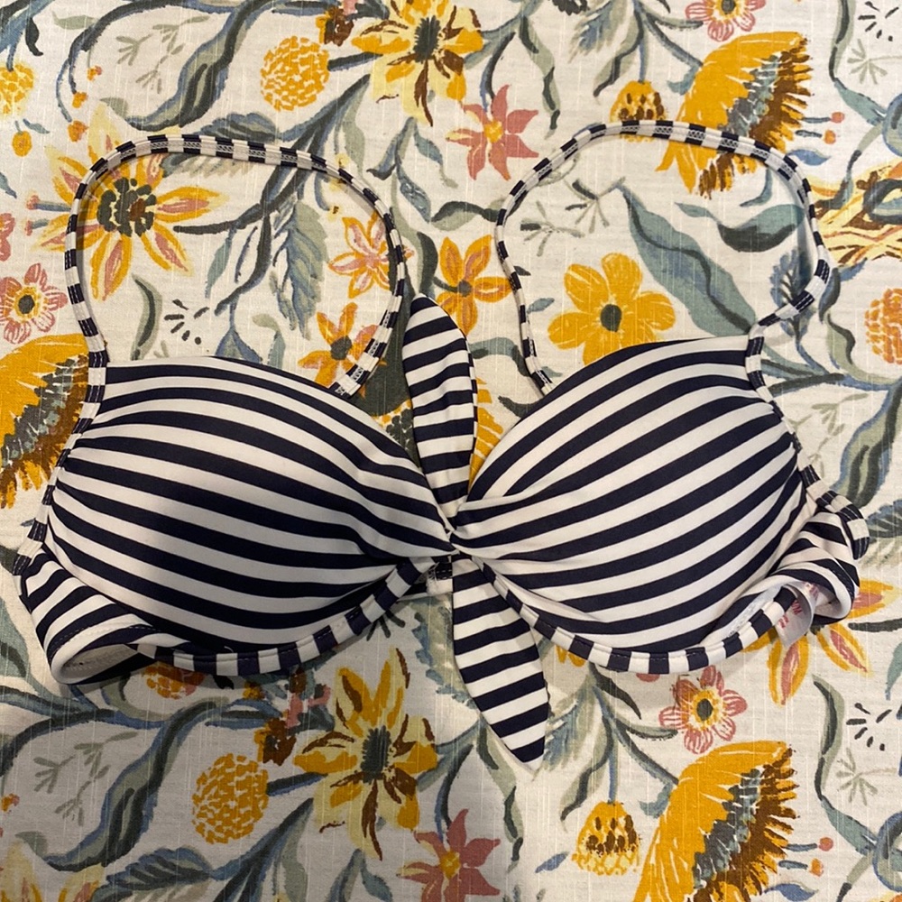 Xhilaration Swim Top Medium